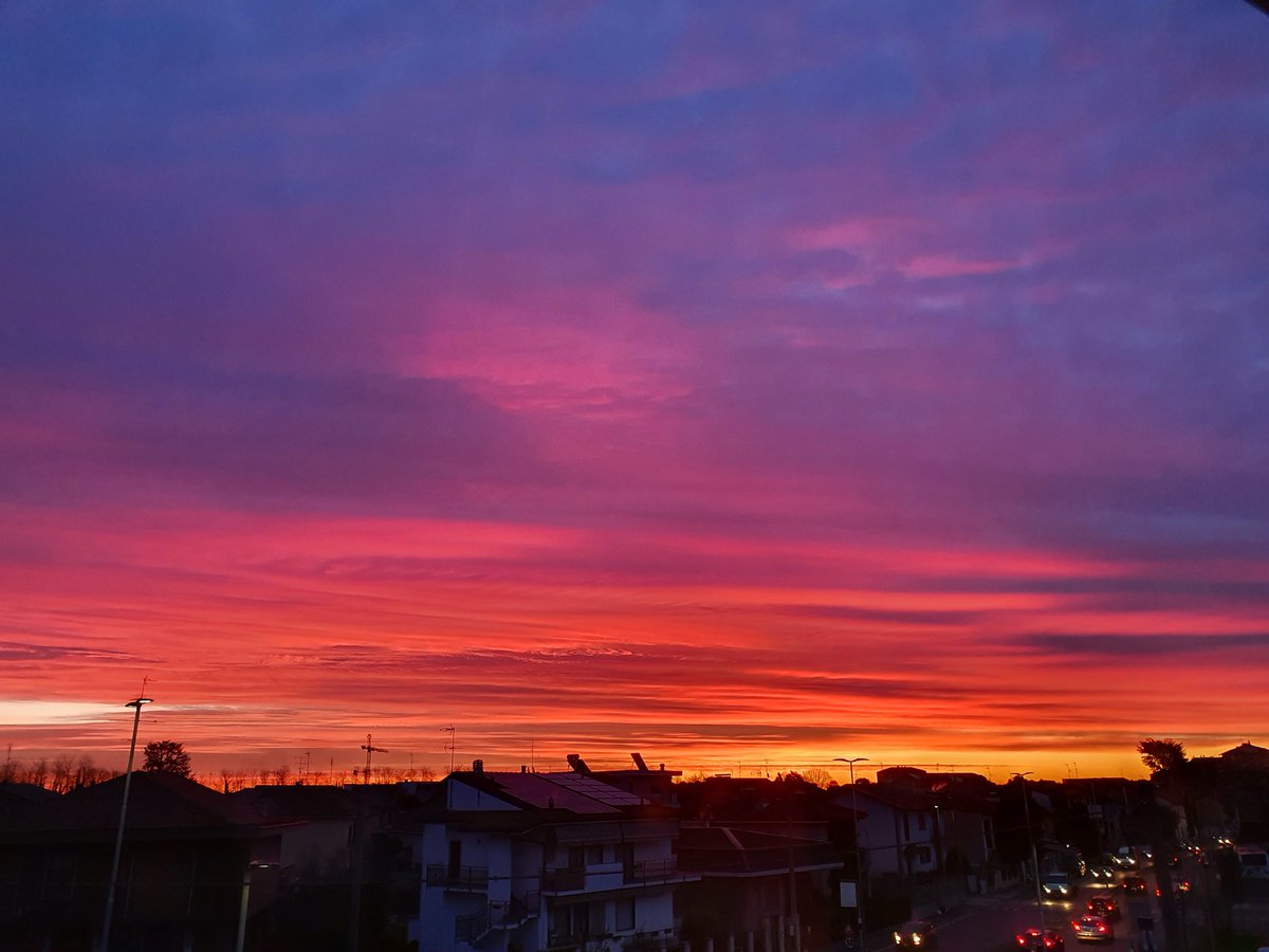EmilianoVerga's tweet photo. Danzano sogni accompagnati dalla fisarmonica dell'orizzonte 

#NotteConUnaFoto #CasaLettori @CasaLettori #scritturebrevi

#istantaneeDa Bollate #inLombardia

#StormHour https://t.co/OP1pxcQsFN
