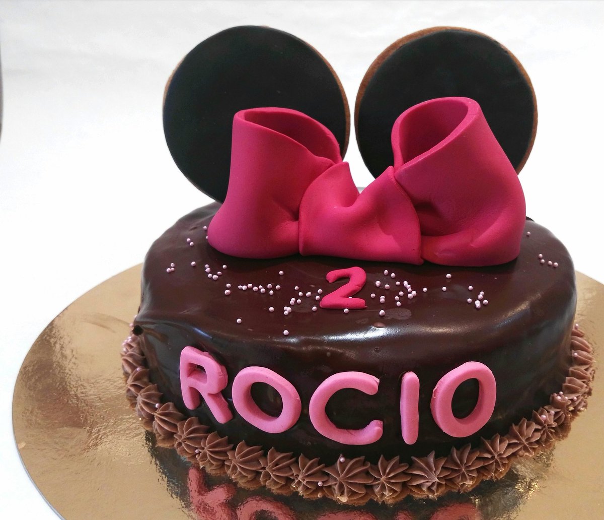 lbdcarol's tweet photo. ✨Falsa sacher de frutos rojos✨
Otra de nuestras #tartas favoritas 🍓🎂🍫
Con las orejas de galleta y lacito de fondant.
#BuenosDias
#Tarta #TartasSinFondant #Pastelería #Chocolate #MinnieCake #Burgos #TartasBurgos #BurgosMola #LosBizcochosDeCarol #ArcodelPilar7 #Jueves https://t.co/ZXxm1MjjkJ