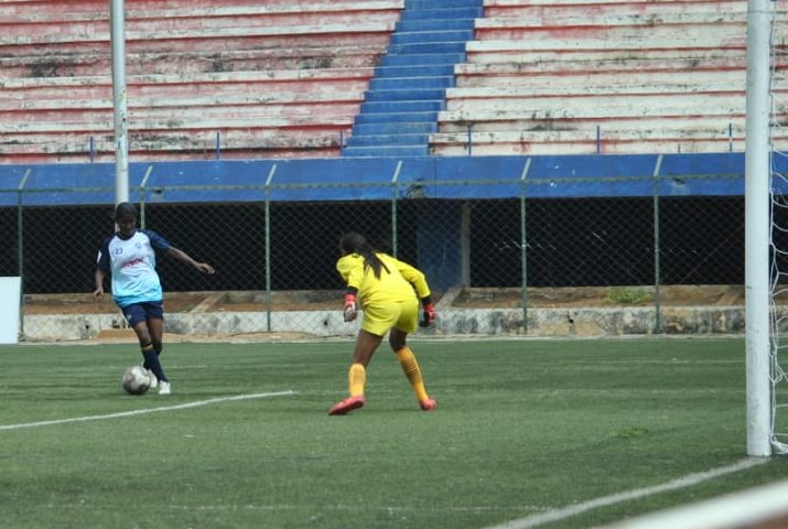 IndianFootball's tweet photo. 34' - Amsavalli makes it 3⃣ with a calm and composed finish from inside the box
📺: https://t.co/jgaTGS7d7y
BAR 0⃣-3⃣ STH
#HeroIWL 🏆 #IndianFootball ⚽ #ShePower 👧🏻 #BARSTH ⚔ https://t.co/U8zU2KO5Q6