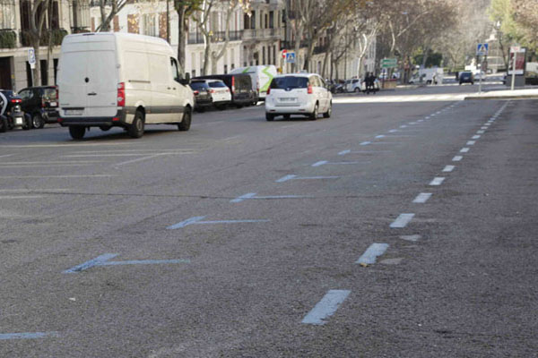 Aparcamiento zona azul vacío