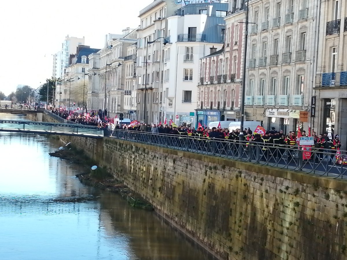 Jim_DV's tweet image. Les quais toujours noirs de monde à #Rennes contre Macron et son monde, jusqu'au retrait 💥
#greve6fevrier