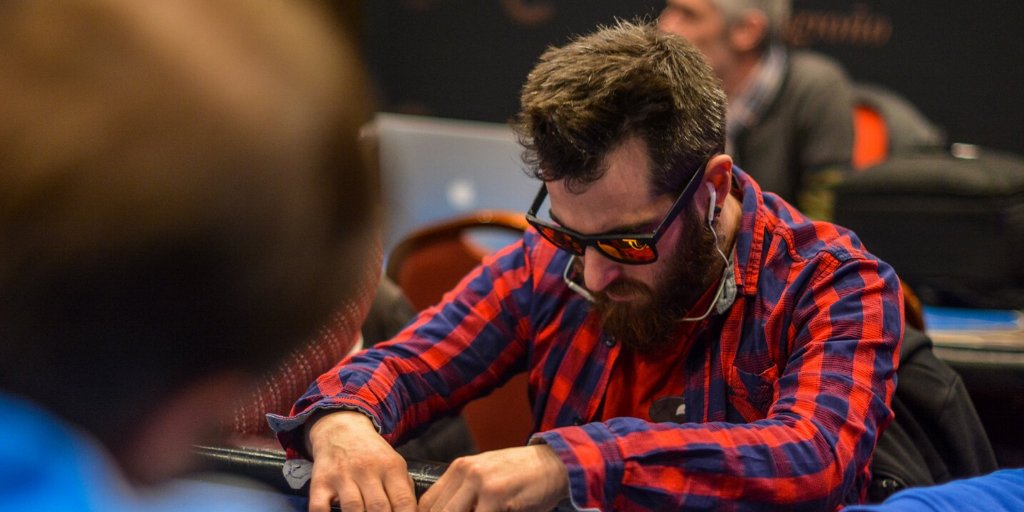 ¡Ey! 🙋‍♂ Levanta la cabeza, que se vienen satélites ➕ etapa en @casinoelectra ¿Cuándo? 💫 Satélites del 10 al 12 de febrero a 20.30 horas 💰 Main Event viernes 14 y sábado 15 a las 18 horas