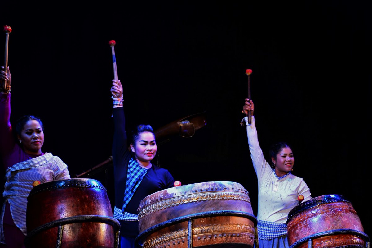 This is admin's favorite scene from Forbidden Rhythm performance. The drum keep going higher and higher until you reach goosebumps level. Who haven't seen Medha's performance yet? 📷 Miguel Jeronimo. Make your booking at: bambustage.com/forbidden-rhyt…
#Medha #ForbiddenRhythm #SiemReap