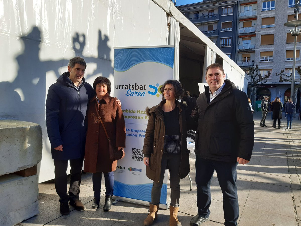 rafaelpilar3's tweet photo. @SJCalasanz participando a tope en la mejor feria de emprendizaje de Europa¡¡¡
ZORIONAK a 

@Ekingune @tknika y por supuesto a los alumnos/as¡¡¡ https://t.co/5xMM6erfL2