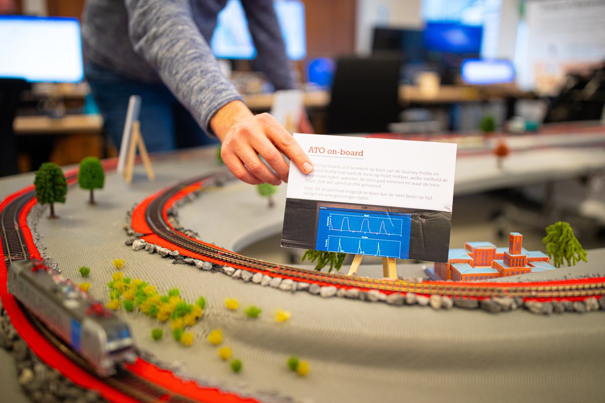 ProRail's tweet photo. Een primeur op het Nederlandse spoor! Deze maand kunnen reizigers voor de eerste keer meerijden met een automatisch bestuurde trein.
Rik vertelt er meer over op https://t.co/NIAVgaHxaP #ATO #AutomaticTrainOperation https://t.co/QgnGQSyNSa