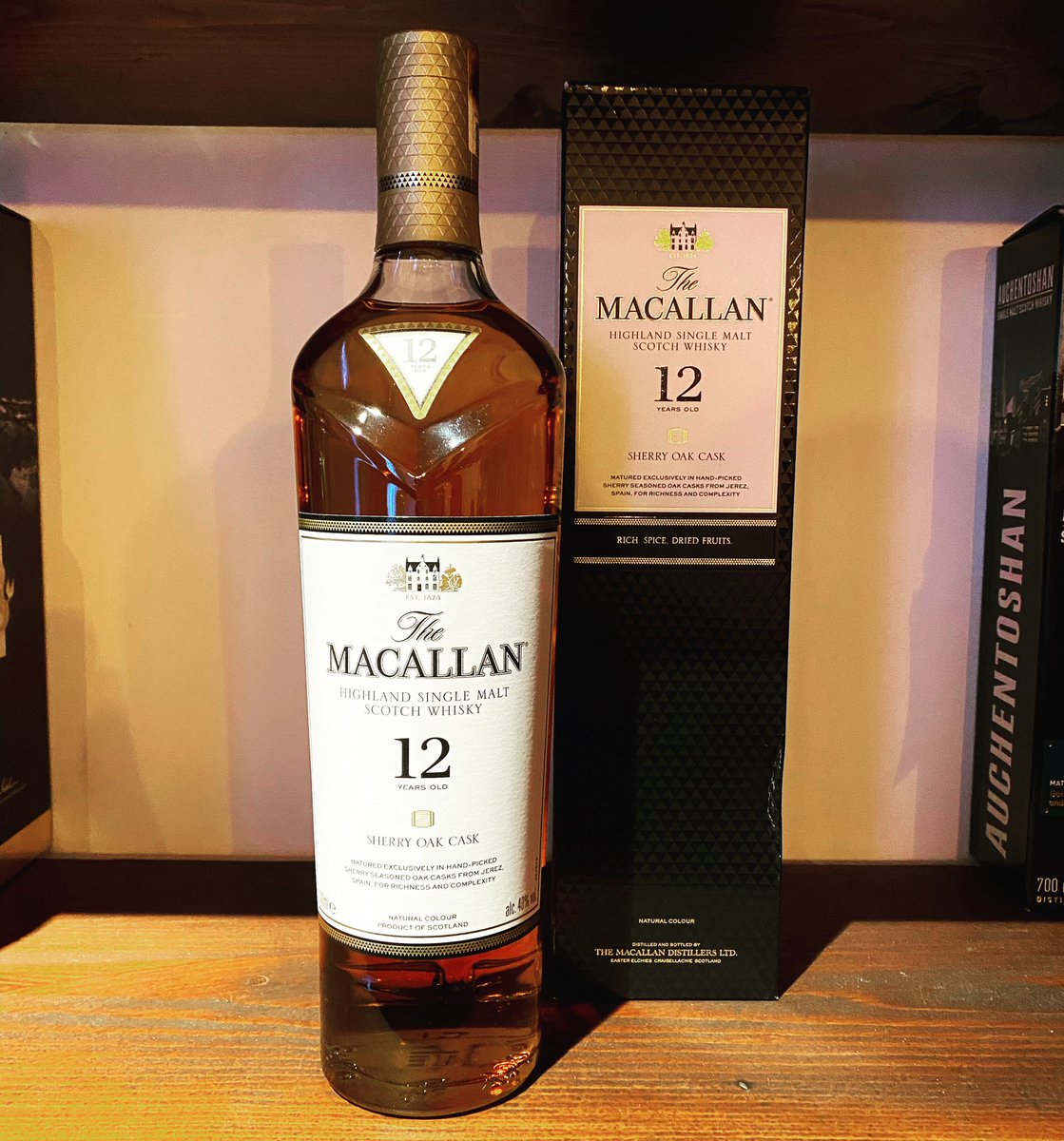 The Macallan 12 yr old sherry oak cask - This whisky has spent its entire maturation in sherry-seasoned oak casks from Jerez, and is bottled at 40% ABV after its 12 years of ageing. Full of dried fruit and marmalade notes that we’ve come to love from Macallan 🙌🏻🥃