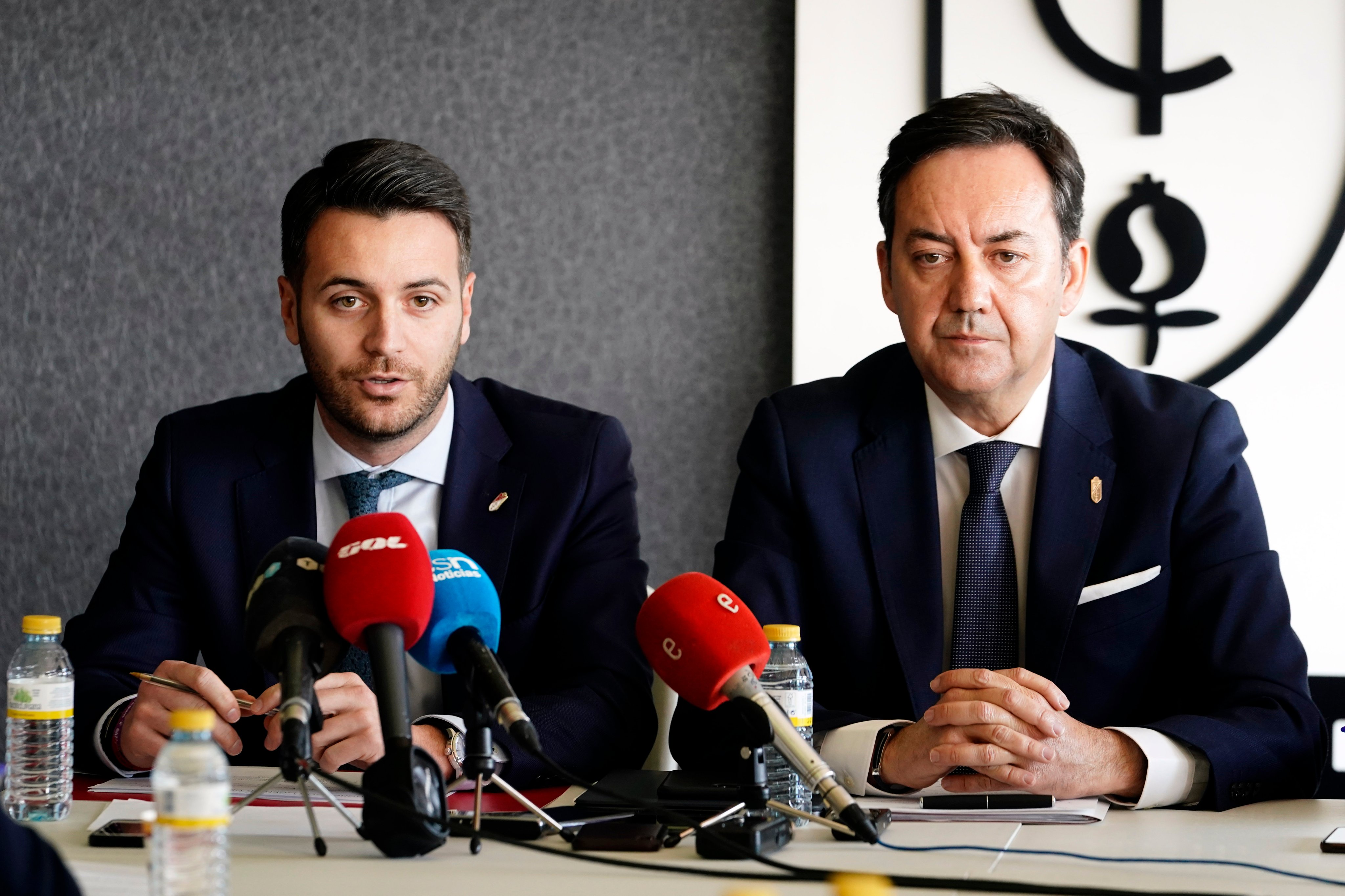 El director general del Granada, Antonio F. Monterrubio, y el director deportivo, Fran Sánchez, en rueda de prensa.