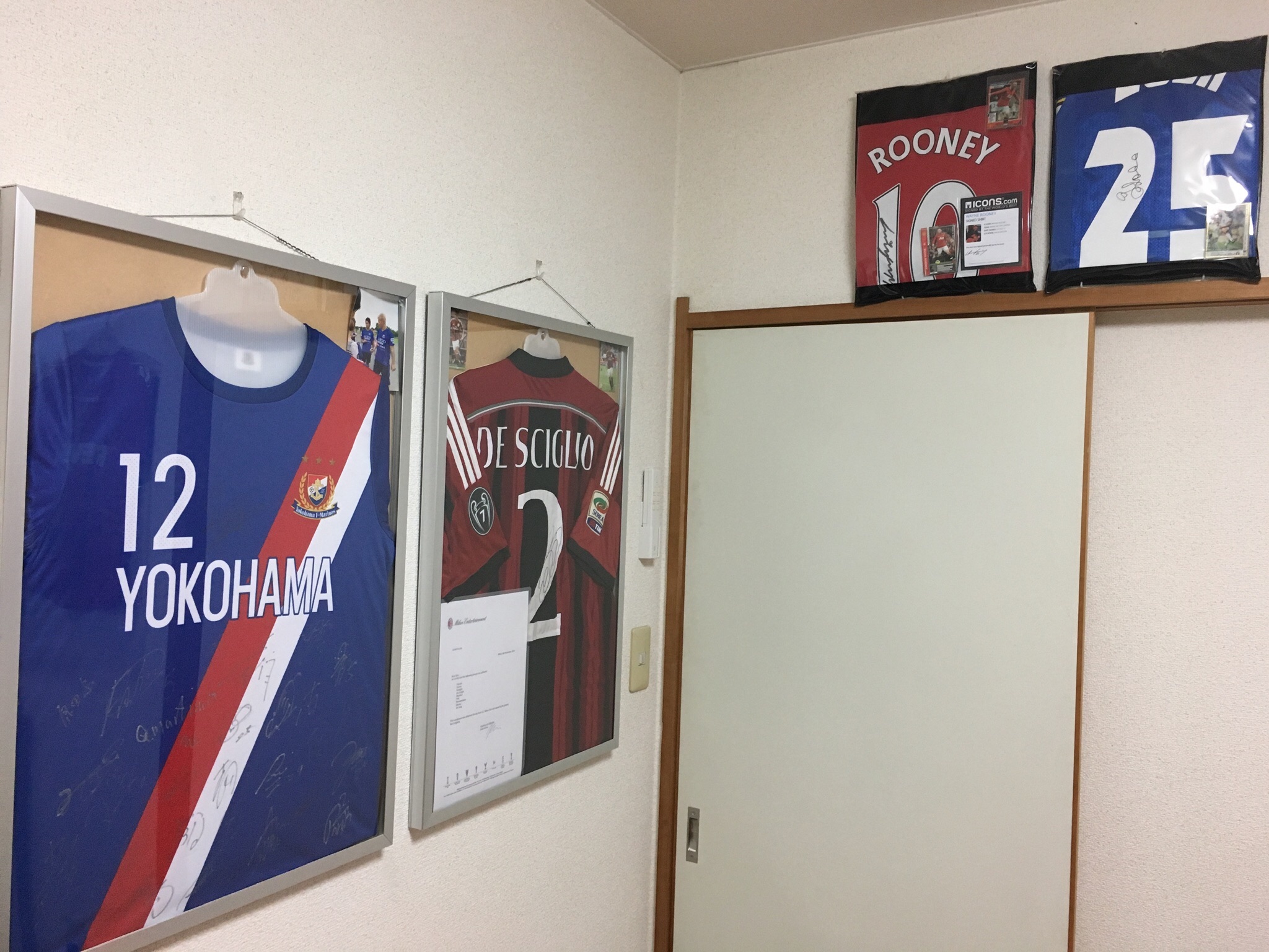 تويتر 翔太 على تويتر てか ユニフォームをダイソーの額に入れて飾るのが今更話題になっとるんだが 今まで他の方は どうやって飾ってたんや ちなみにですが 自分が使っている写真内の物はダイソーでは ございませんので ユニフォーム用は 背面が全面に見えて