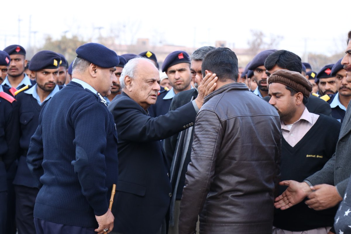 ICT_Police's tweet photo. The funeral Prayer of Martyred ASI Shakeel Butt offered in Police Lines Headquarters. Federal Minister for Interior Brig. (Retd) Ijaz Ahmed Shah, IGP Islamabad and officers/officials of Islamabad police participated in funeral prayer.

#PoliceMartyrs https://t.co/X1WldeCAgO