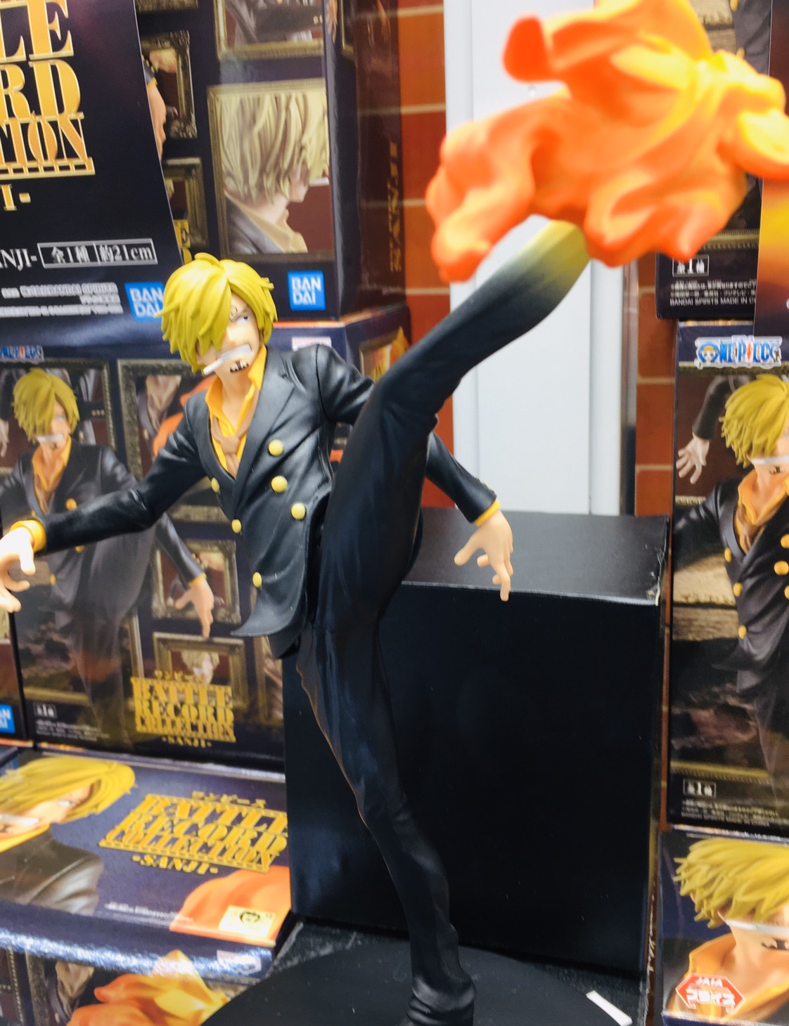 万代仙台南店 アミューズメントコーナー ワンピースbattle Record Collection Sanji が入荷しました サンジの迫力のある蹴りに炎のエフェクトが加わり更に 躍動感 カッコよさが際立ちますね ワンピース サンジ プライズ T Co Mu8sfkkrnd