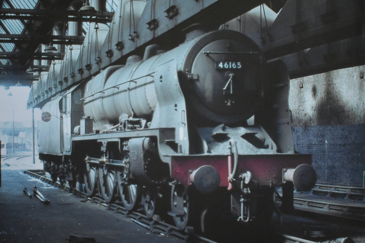 Rebuilt Royal Scot 46165 'The Ranger (12th London Regt.) stands inside Llandudno Junction shed.
Date: 22nd June 1963
📷 Photo by Gavin Morrison
#steamlocomotive #NorthWales #engineshed #bygoneera