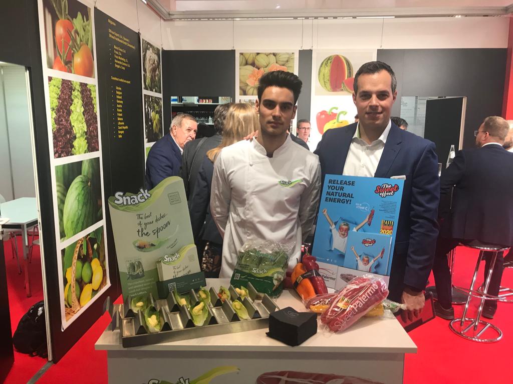 SweetPalermo_es's tweet photo. Nuestro pimiento #SweetPalermo en el stand de #FRUCA en el pabellón 11.2 - stand B.08 ¡Visítanos en #FruitLogistica! #Fruitlog2020 https://t.co/s03rE7sRRb