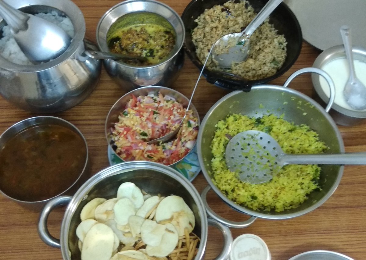 6 FebB: പുട്ട് പഴം കടല കറി(10 കഷ്ണം in one go )L: Puliyodharai, kosambari, कढ़ी पकोड़ा, cabbage തോരൻ, kadala curry, fryums, rice, curd, pickle (for a foodie who didn't turn up )D: No marks for guessing.