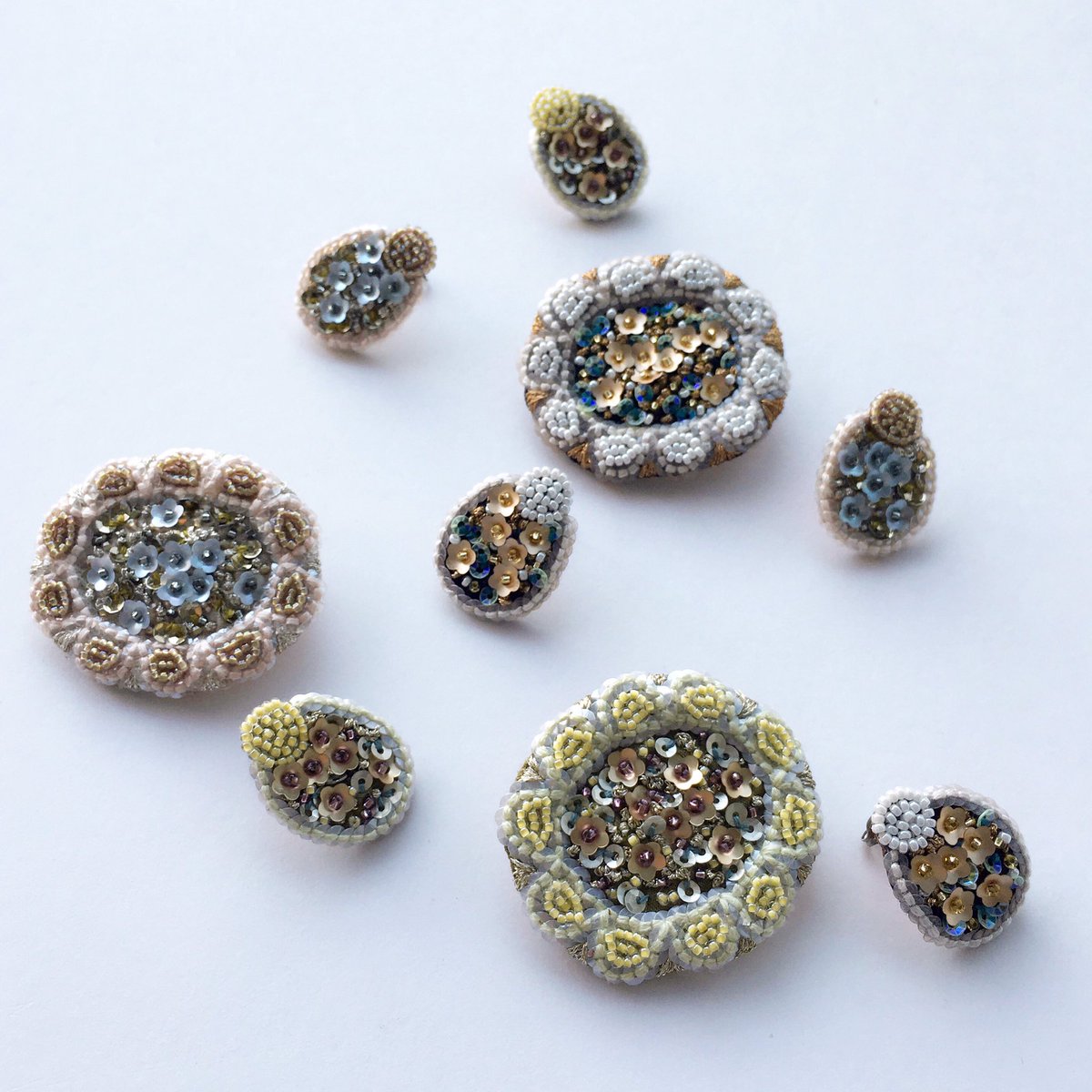Aya Iiizumi 飯泉 彩 New Item Flower Bed Brooch Earrings 色とりどりの花が咲いている様子をモチーフにデザインしました 落ち着いたカラーながらも春の訪れを感じさせます キャトル セゾン Qs Web さんのpop Upで初お披露目です 神戸