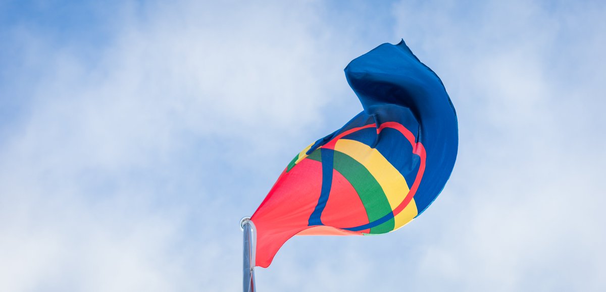 Buori sámi álbmotbeaivvi buohkaide!
Pyeri säämi aalmugpeivi puohháid!
Šiõǥǥ saaʹmi meersažpeiʹvv pukid!
Hyvää saamelaisten kansallispäivää kaikille!
Happy Sámi National Day!