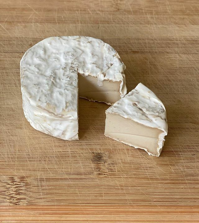 ...and it tastes like it ❤️ so happy about it! This was one thing I really missed going dairy free #vegancamembert #vegancheese #vegan #dairyfree #dairyfreecheese #nodairycheese #happywhite #happycashew #fermentedcashewcheese #fermentedcashew #eathealthy… ift.tt/2Uth5pT