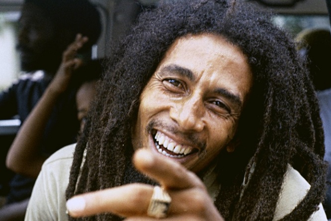 Il #6febbraio 1945 nasceva #BobMarley. Infanzia difficile nel ghetto. Lui, Peter Tosh e Neville Livingston creano i Wailers (quelli che si lamentano): diventano nei '70 la reggae band più famosa. Nell'80 gli scoprono un tumore a cervello, polmoni e stomaco. Muore nell'81 a Miami.