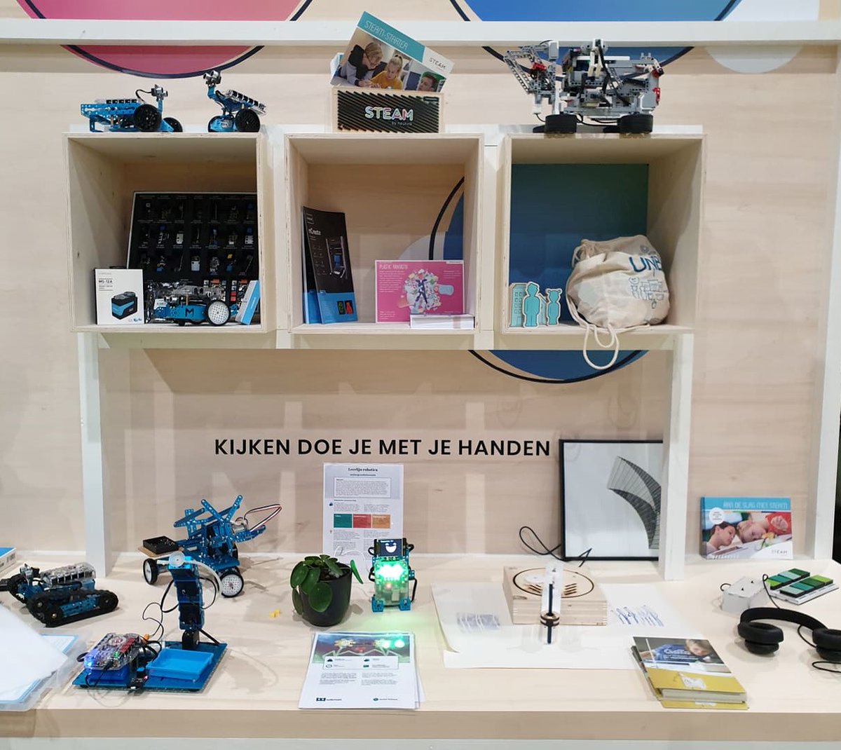 wismononderwijs's tweet image. De tweede dag van de #IPON is gestart! Ziet Bart jou vandaag bij stand B101 in de prachtige STEAM-wereld van Heutink en @studio_tast?

1/3