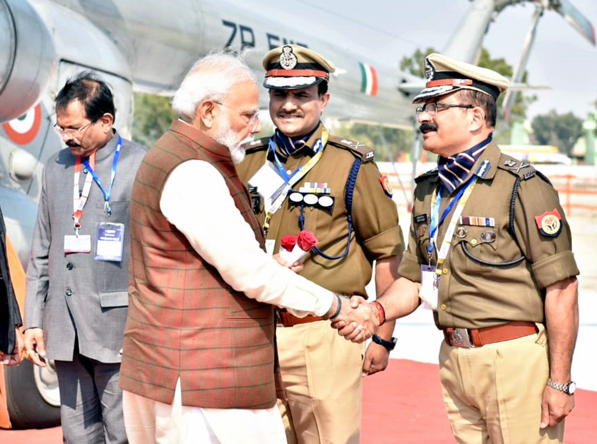 Welcome to the Honorable Prime Minister of India @narendramodi on his arrival at Lucknow for the #DefExpo2020 event. 

@DefExpoIndia @DefenceMinIndia @UPGovt @HMOIndia
@PMOIndia @ani_digital @Uppolice @dgpup