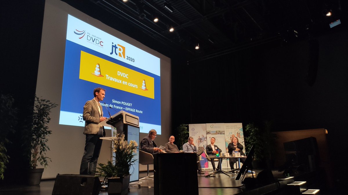 RoutesdeFrance1's tweet photo. Les travaux en cours du projet national #DVDC présentés par Simon Pouget @eiffage @RoutesdeFrance1 aux journées techniques de la route #JTR2020 à Nantes organisées par @UGustaveEiffel @IDRRIM @CeremaCom #infrastructure https://t.co/vvkd37i1Pt