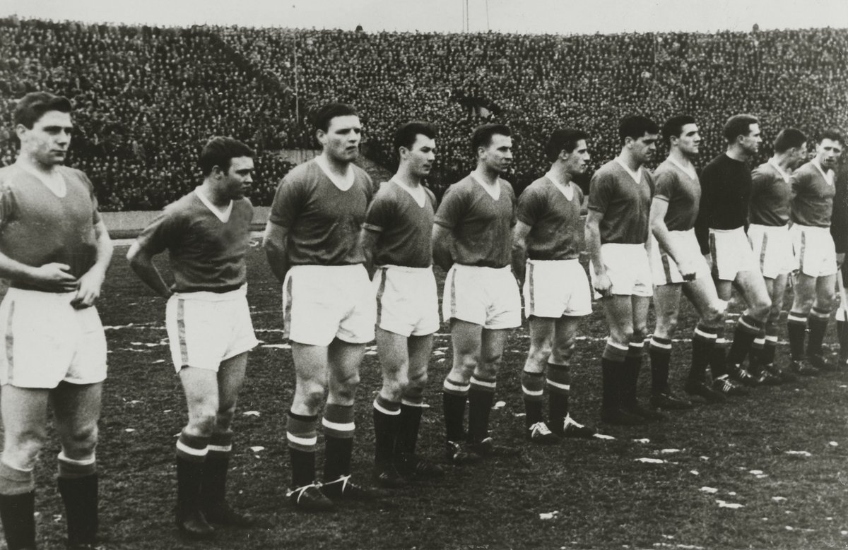 Arsenal's tweet photo. Sixty-two years ago. Never forgotten.

Our thoughts are with you today, @ManUtd.

#FlowersOfManchester https://t.co/ZZgwm9B4EL