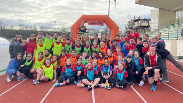 lyceerotrou28's tweet photo. 💯 ans de l’AS de notre lycée ! Ça se fête avec un relais de 100km !!!
Bravo à toutes et à tous !
#sport #anniversaire #courserelais https://t.co/IrdXsUJVKU