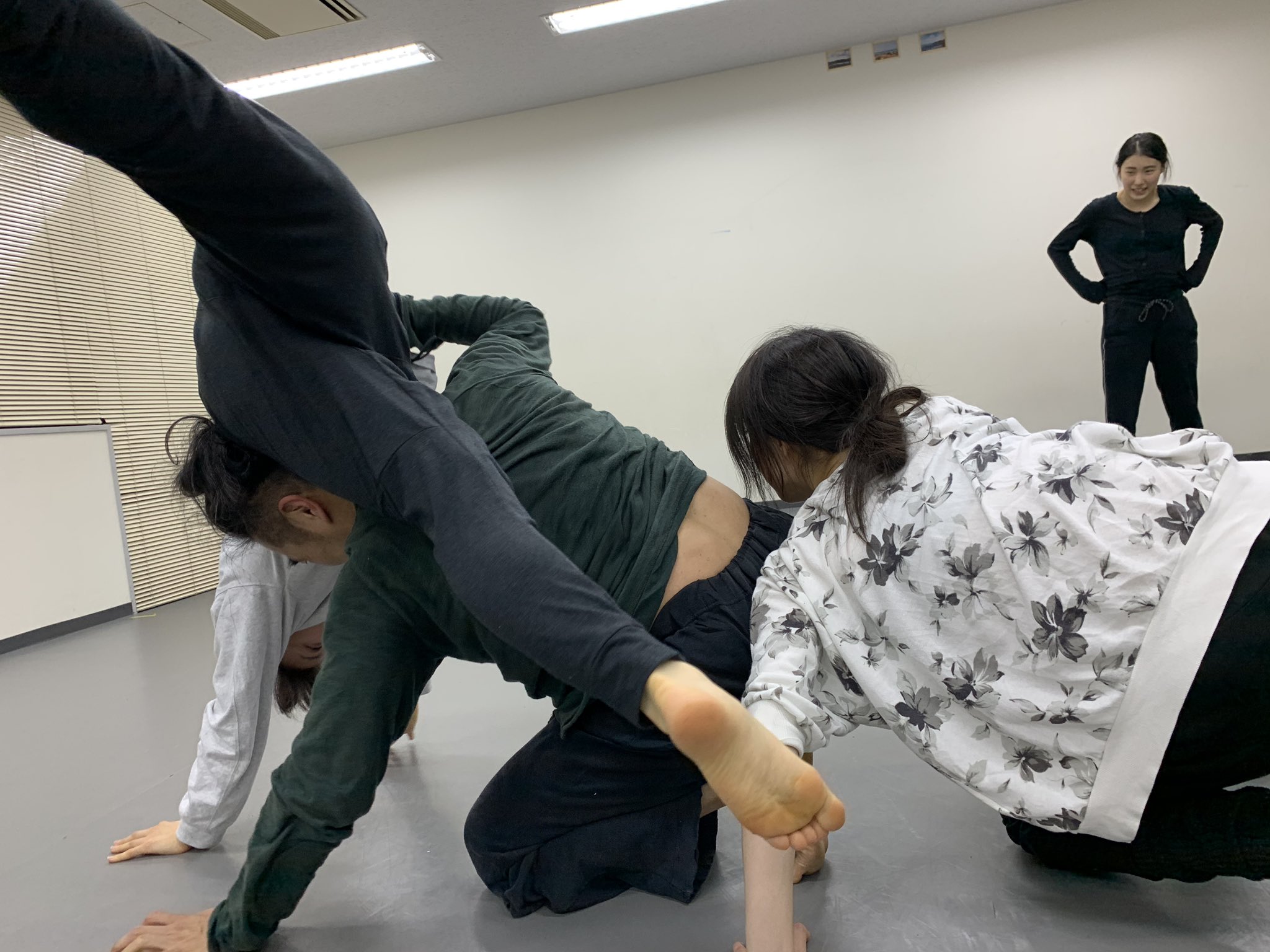 J A M Dance Theatre On Twitter 今週末のコンタクトムーヴメントワークショップ 自身の体を感じ 相手を聞きつつ 丁寧に動いていきましょう 初心者から経験者までどなたでもお気軽にご参加下さい 日時 2 8 土 18 20時 会場 Acda Studio ナビゲーター 森井