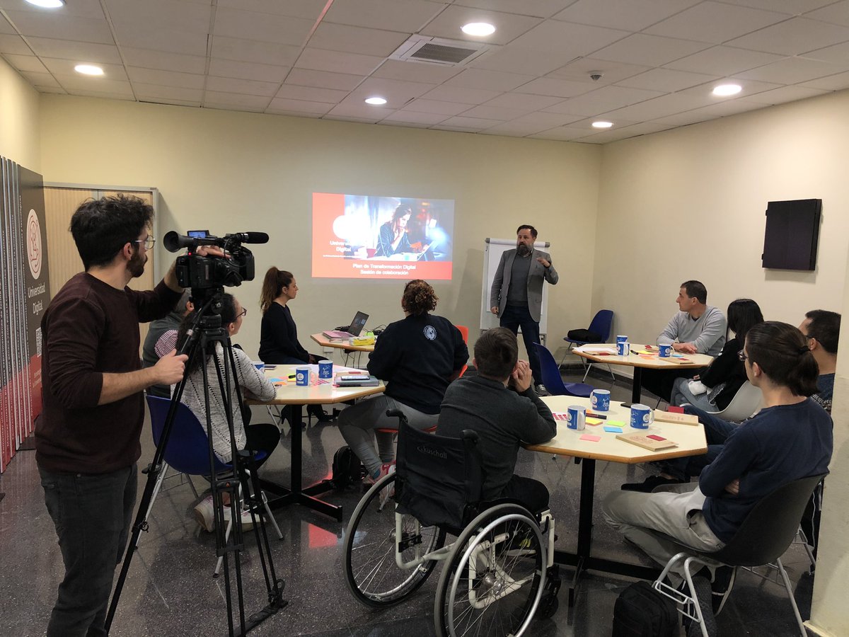 Hoy continuamos con otro Taller con estudiantes en el <a href="/CentroSocialUMU/">Centro Social UMU</a> 
Los estudiantes siguen participando en la #TransformacionDigital de la <a href="/UMU/">Universidad Murcia</a> 🚀