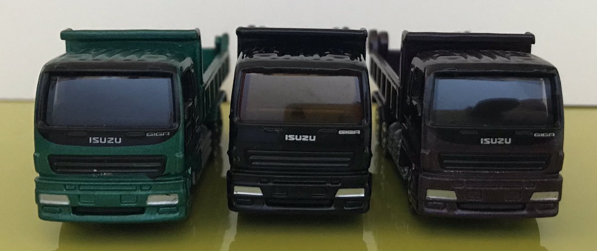 三菱の車 デ から名前が始まる車多い 前から見るとただの色違いにしか見えませんが後ろから見ると全然違うことが分かります トミカ