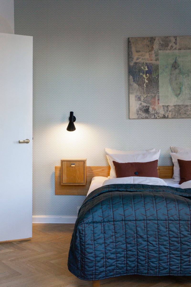 Room #223⁣
⁣
We dedicated this beautiful and homelike room, to the world renowned architect - Arne Jacobsen. Maybe you recognized some of his patterns, maybe even a lamp 🗝🛌
.
📷 Rebecca Goddard 

#HotelAlexandra #Danishmodern #Midcentury #midcenturymodern #Design #Retro