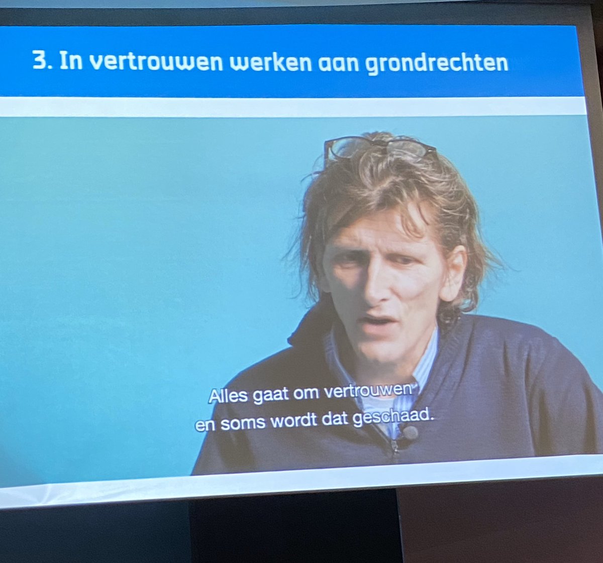 AntwerpsM's tweet photo. Uitdaging 3: in vertrouwen werken aan grondrechten. #APSMO #statengeneraal #sterksociaalwerk #lokaalsociaalbeleid Mensen hebben het recht om hulpverlening te weigeren. #openheid en #vertrouwen zijn sleutelwoorden. #samenaantafel https://t.co/svsuIg946n