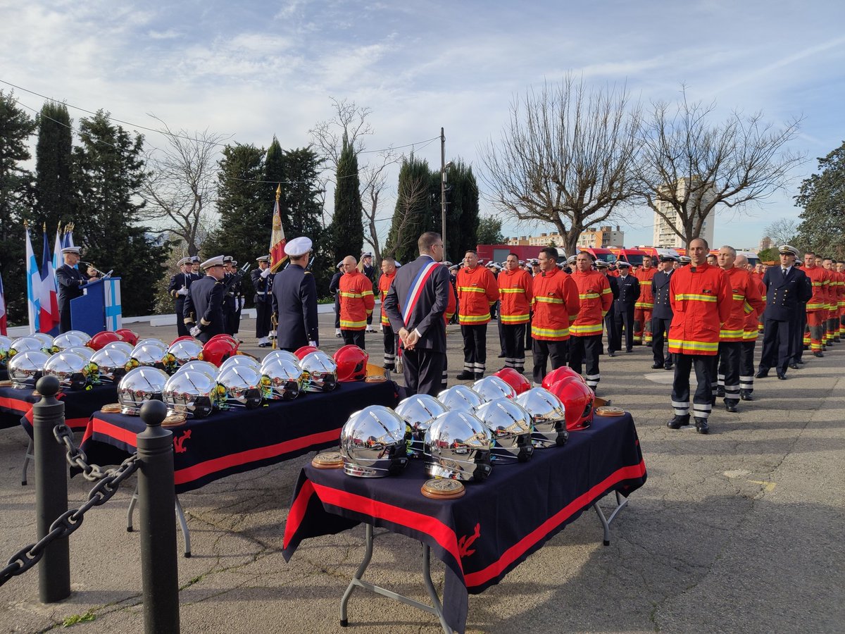 MarinsPompiers's tweet photo. 📷[#EnDirect] #Cérémonie à l'école pour 3 nouvelles promotions de #MarinsPompiers:
➡ 30 quartiers-maîtres de la flotte ont reçu leur casque d'équipier. 
➡12 brevetés supérieurs ont perçu leurs étoiles. 
➡ 10 cadres de maîtrise ont reçu leur casque de chef de groupe. 🚒⚓ https://t.co/ogmaqiULz1
