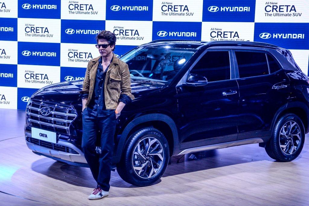TeamSRKWarriors's tweet photo. #HQPics: King Khan doing signature pose at Auto Expo in New Delhi ❤ https://t.co/hdicHcBi94