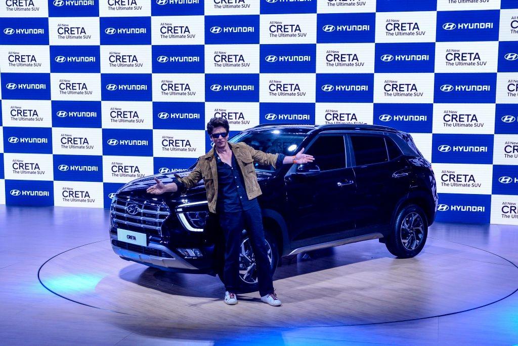 TeamSRKWarriors's tweet photo. #HQPics: King Khan doing signature pose at Auto Expo in New Delhi ❤ https://t.co/hdicHcBi94