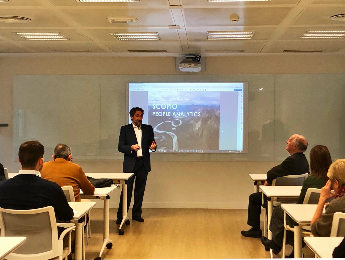 Escuchando atentamente a Carlos Marquina, Director de Scorpio Analytics durante el desayuno de trabajo en la <a href="/eoi/">EOI</a> sobre el nexo entre los #RRHH y el software. Nos cuenta las necesidades y objetivos de negocio en la gestión de RRHH, antes de presentar la demo de la solución.