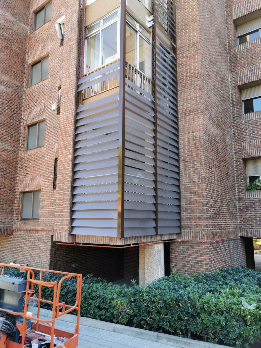 ventanasuin2's tweet image. Rehabilitación de celosias antiguas por estas minimalistas en vidrio bronce. #celosias #fachada #innovacion  #Arquitectura