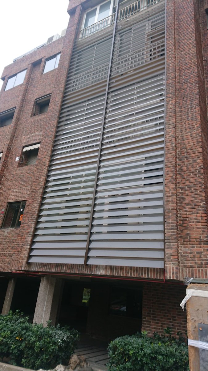 ventanasuin2's tweet image. Rehabilitación de celosias antiguas por estas minimalistas en vidrio bronce. #celosias #fachada #innovacion  #Arquitectura
