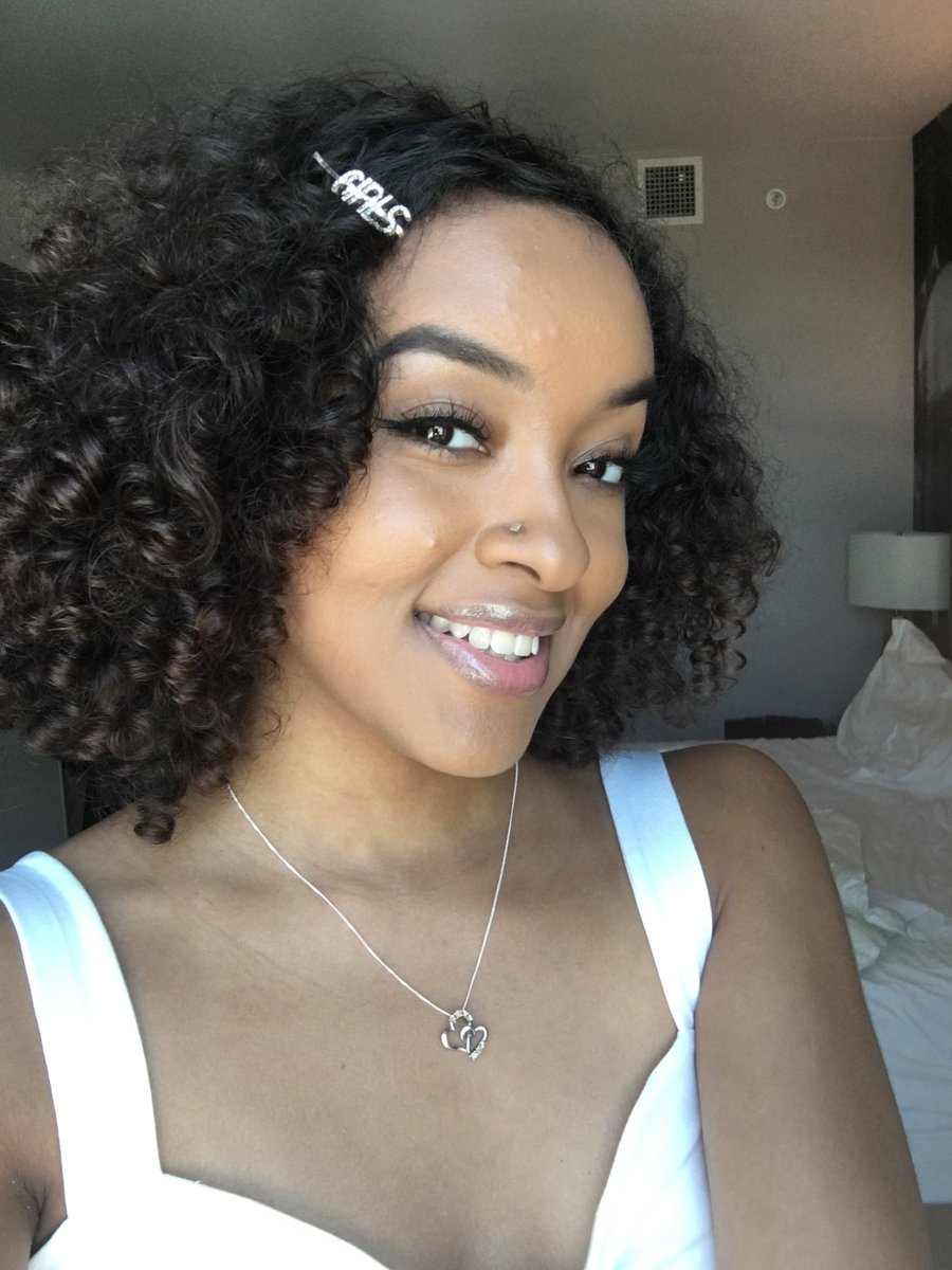 thatssolex's tweet image. Really didnt think much of it until i started reading all this stuff about deva curl. This is before and after using it for monthss. and i always create extra volume with a comb and stilllll my curls are barely anything anymore.