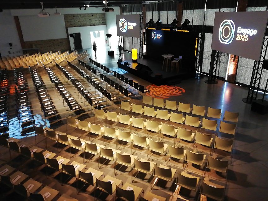 ArgisKris's tweet photo. C’est parti pour la 1ère journée de séminaire @orange DO GSO #engage2025 !! En mode répétitions !!🎬🎤 @smainard @estellechauvey @jcbourianes @am_ferrer @azoulay_marion @LescoatG https://t.co/Fbe90eUXL3