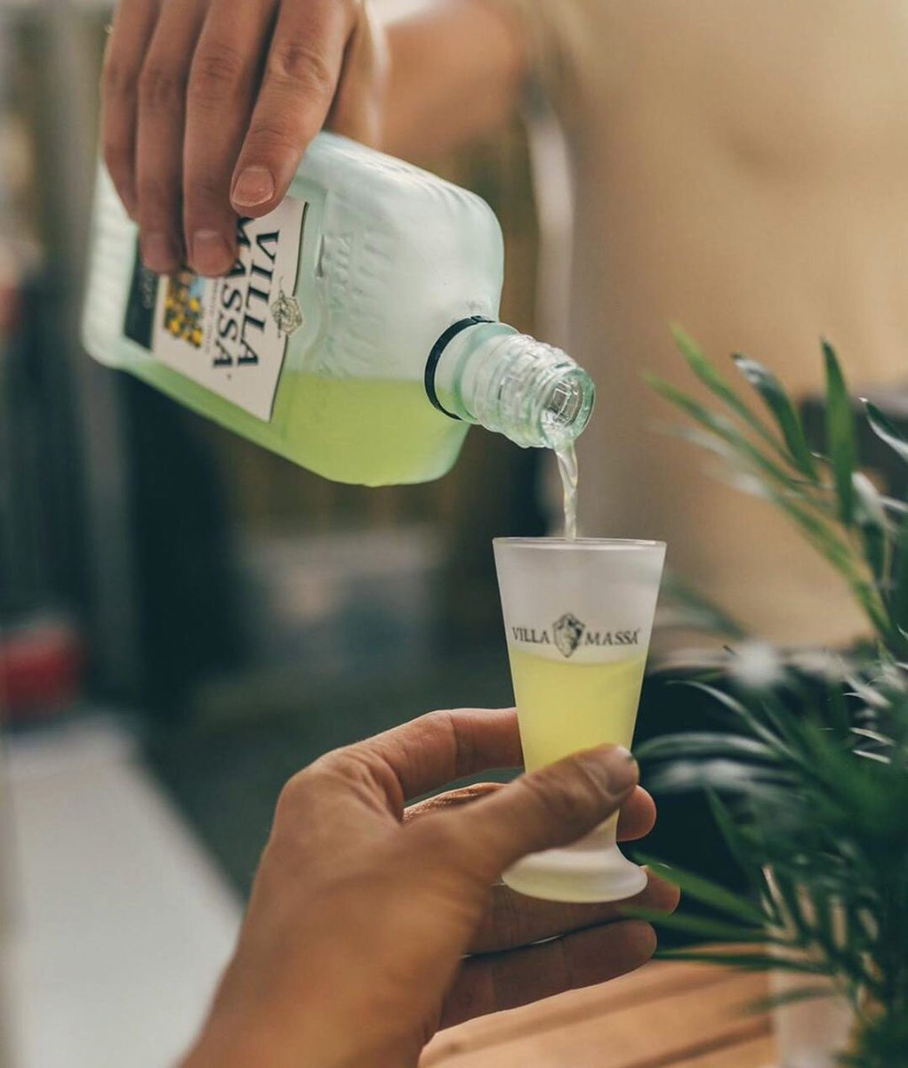 🍹👉Para vivir una auténtica experiencia italiana del #limoncello #VillaMassa, tómalo sin hielo, en pequeños chupitos con vaso helado, a una temperatura de -7°C, después de comer o cenar.
@villa_massa_limoncello
@villamassa_es
<a href="/ExclusivasMiro/">Exclusivas Miro</a>
<a href="/VilaVins/">Vila Vins</a>
#ibiza #exclusivasmiro