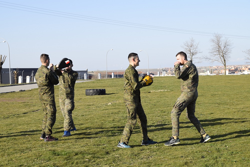 MADOC_ET's tweet photo. Personal de la #ACART_ET #Segovia realizan jornadas de tecnificación del sistema de combate cuerpo a cuerpo e intervención no letal, #kravmaga,
modalidad de autodefensa utilizada por las fuerzas de seguridad israelíes, dirigidas por Miguel Fernández Moro https://t.co/DyDOvU0woB