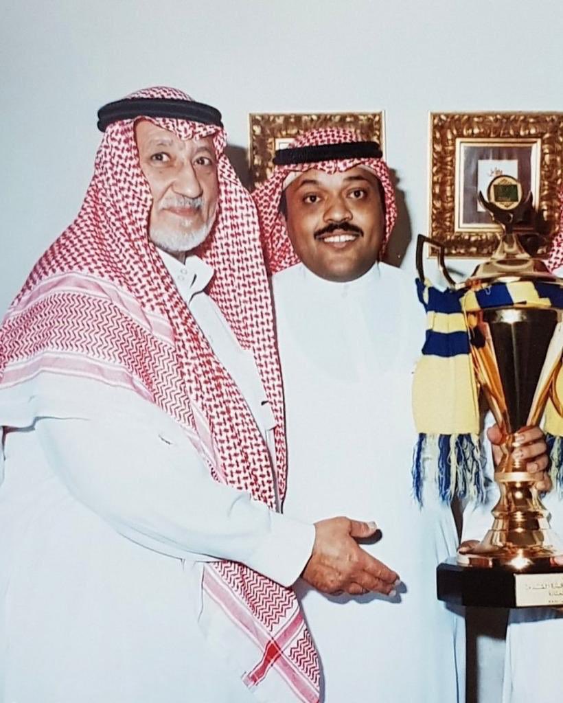 ... رحم الله الدكتور النصراوي العاشق جمال الشرقاوي الذي انتقل الى رحمة الله مساء أمس وكان رحمه الله محبوبا من الجميع سواء إداريين او جماهير او لاعبين الذين كانوا يطلقون عليه ( شوقر ) نظرا لطيبته ومحبته للجميع ..
ولمن لايعرف الشرقاوي هذه نبذة عنه ... يتبع ..