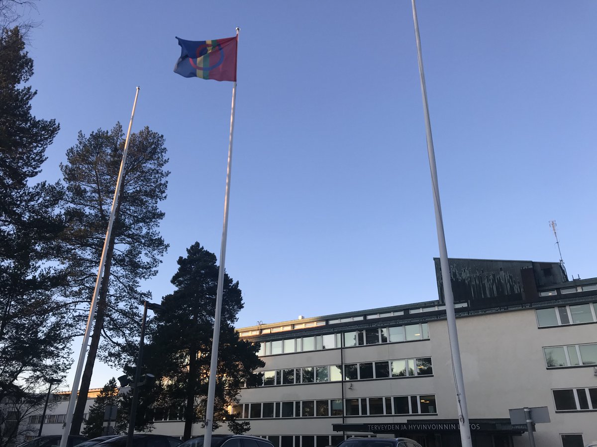 Saamenlippu liehuu THL.n lipputangossa
