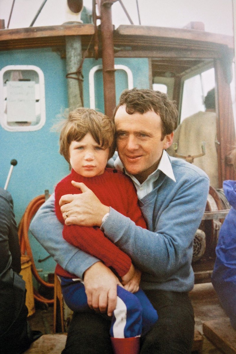 PeakyStalker's tweet photo. #CillianMurphy 's son in blue is his spitting image omg https://t.co/Z6cr1AdphD