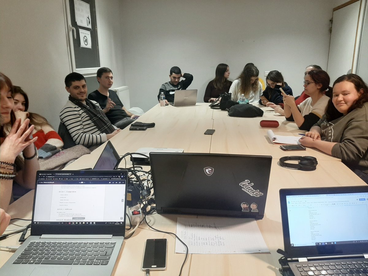 Promidee's tweet image. [Info AGE]
Bonjour à tous, 
Mardi s’est déroulée l’Assemblé Générale Extraodinaire.
Il a été question du vote des nouveaux statuts de l’association, de la présentation du bilan d’activité et financier de mi-mandat, et du vote des nouveaux membres du Bureau (en photo ci-dessous).