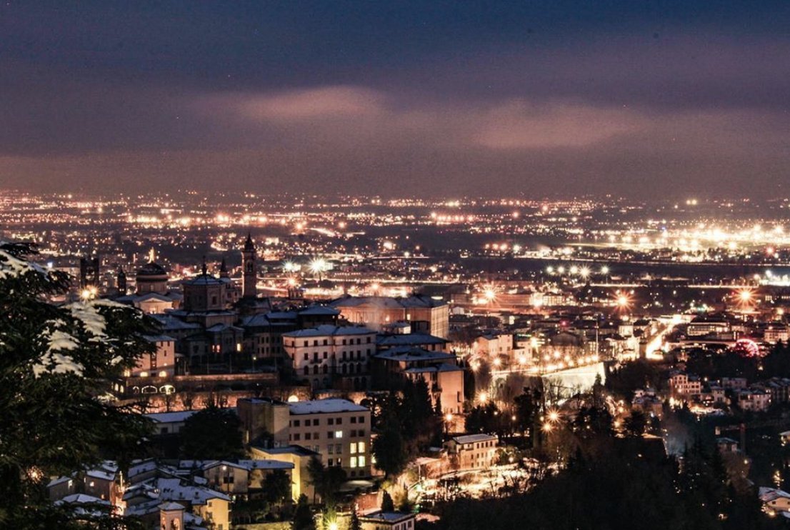 Le paysage de la ville haute nous laisse toujours bouche-bée ✨

Découvrez tous les secrets de Bergamo Alta :
visitbergamo.net/it/bergamo-alt…

📍 Bergame, ville haute
📷 @_chiaramarchesi97_

#visitbergamo
#bergamojustamazing