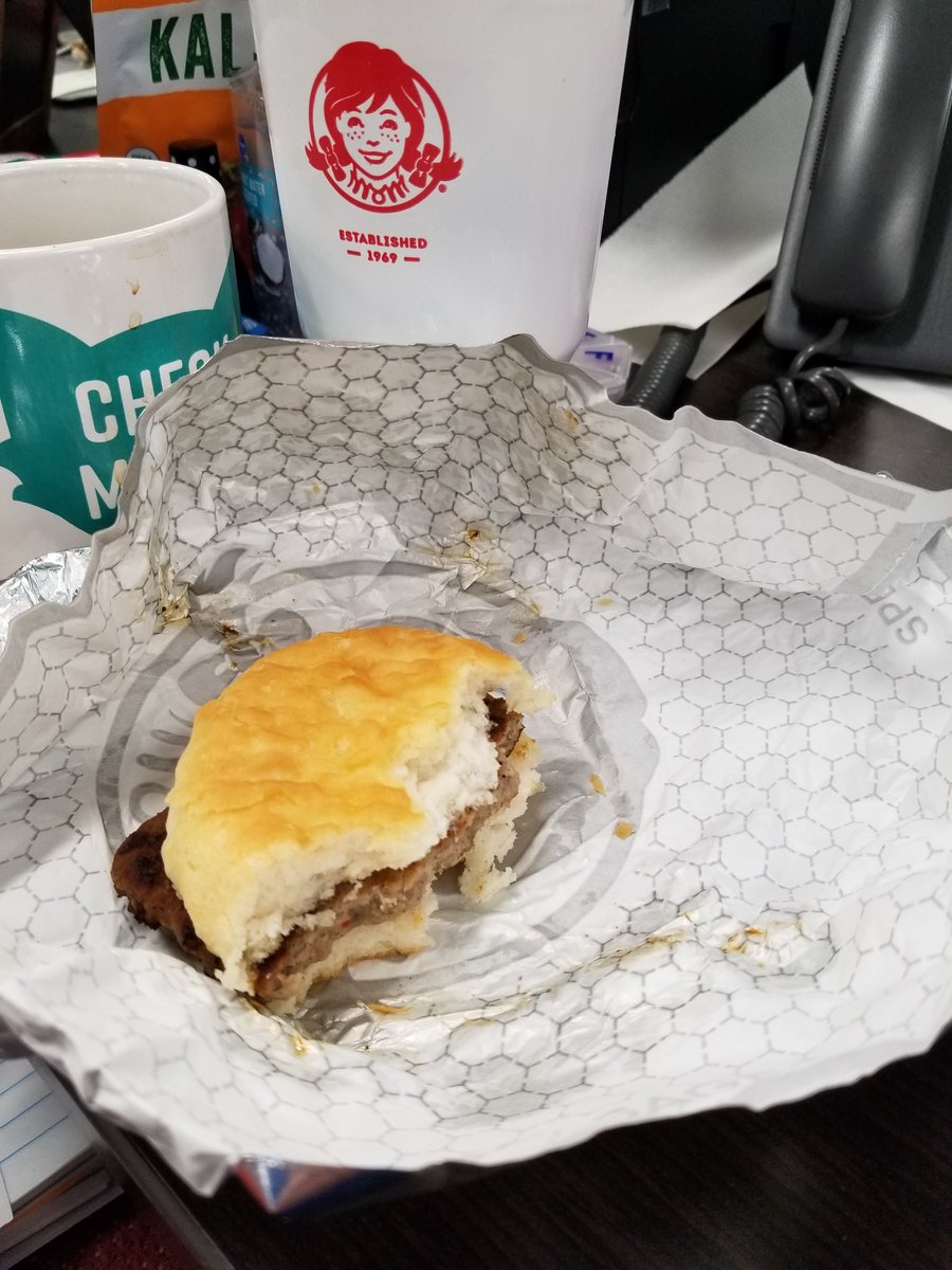 MissaHeatha's tweet photo. This is #NotWhatIOrdered but I'm going to eat it anyways @Wendys #Disappointed #IStillLoveYouWendys https://t.co/vd7SA9iol8