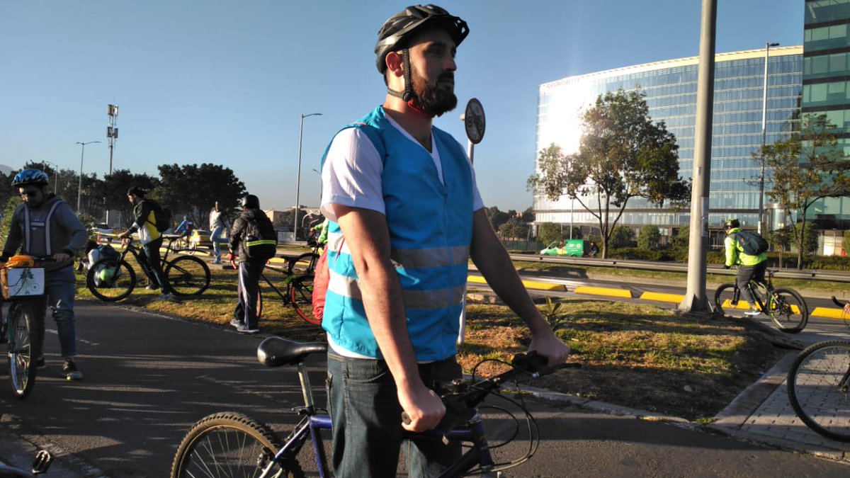 SubRedSurOcci's tweet photo. #Hoy los #BiciUsuarios de la  @SubRedSurOcci están  #PedaleandoPorBogotá. Son concientes de los beneficios que el uso de la bicicleta trae para el mejoramiento de la calidad del aire en la ciudad y para la salud. @VMartinez35 @Yulieth_LopezR #JuntosLoHacemosMejor 🚴‍♀️🚴‍♂️ https://t.co/CEESR6pMCy