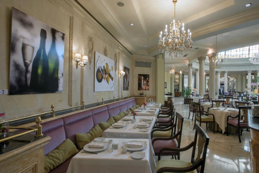 thepalacemadrid's tweet image. Si unimos un fotógrafo como Matías Pérez-Llera, un profesional como @luquechef y los exclusivos cavas Ars Collecta de @codorniu obtenemos una propuesta tan interesante y apetecible como “Gastro Clicks &amp;amp; Bubbles” larotondapalace.com y matiasperezllera.com @Gastrofestival