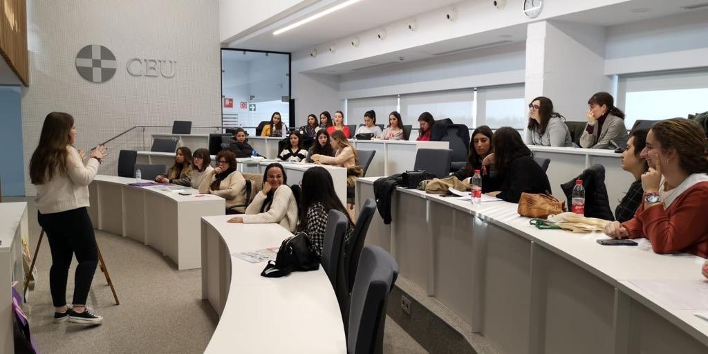 MaraLuisaMoren8's tweet photo. #Prácticas3B2019 una vez finalizada las jornadas de intercambio de experiencias realizadas por el alumnado de 3 del grado universitario de educación Primaria,han quedado expuestos sus Póster, donde han expresado sus vivencias y experiencias .Felicidades a todos 👏🏻👏🏻#ceuandalucia https://t.co/HDvTv41Vad